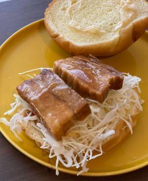 ファミチキよりおいしいかも…　専用バンズと相性のいい惣菜は？