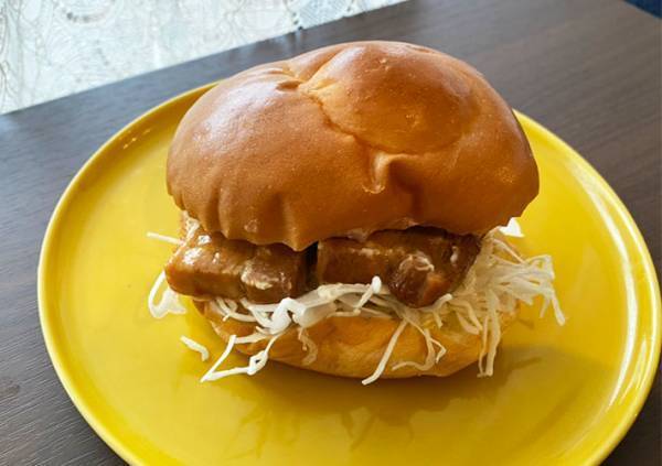 ファミチキよりおいしいかも…　専用バンズと相性のいい惣菜は？