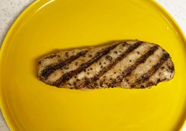 ファミチキよりおいしいかも…　専用バンズと相性のいい惣菜は？