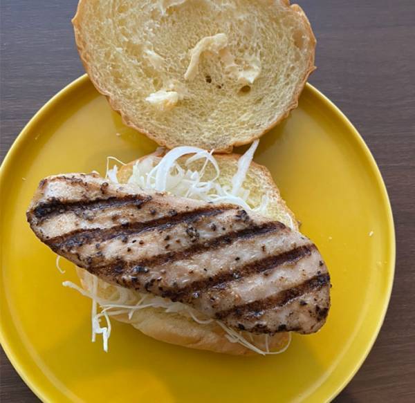 ファミチキよりおいしいかも…　専用バンズと相性のいい惣菜は？