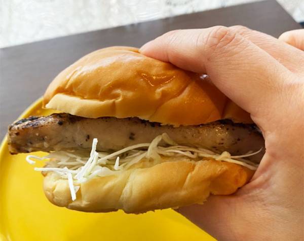 ファミチキよりおいしいかも…　専用バンズと相性のいい惣菜は？