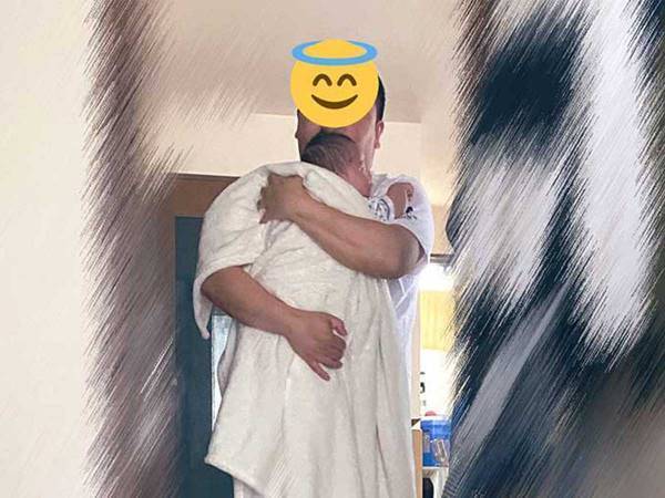 息子を抱っこして現れた、夫の姿に「朝から笑った」「これは面白すぎる」