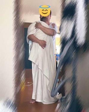 息子を抱っこして現れた、夫の姿に「朝から笑った」「これは面白すぎる」