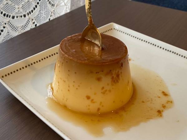 コンビニの『固めプリン』に反響　スプーンをさすと？　「これぞ理想」「純喫茶の味」