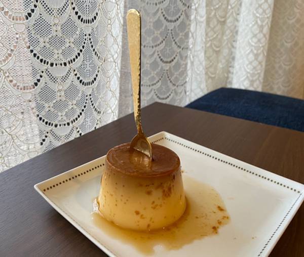 コンビニの『固めプリン』に反響　スプーンをさすと？　「これぞ理想」「純喫茶の味」