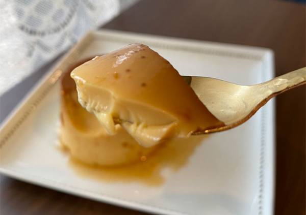 コンビニの『固めプリン』に反響　スプーンをさすと？　「これぞ理想」「純喫茶の味」