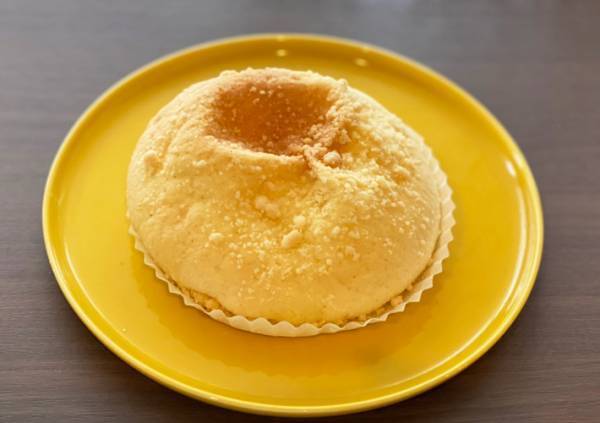 「すんごい贅沢なメロンパン」　ネットで話題のコンビニ菓子パンを食べてみると？