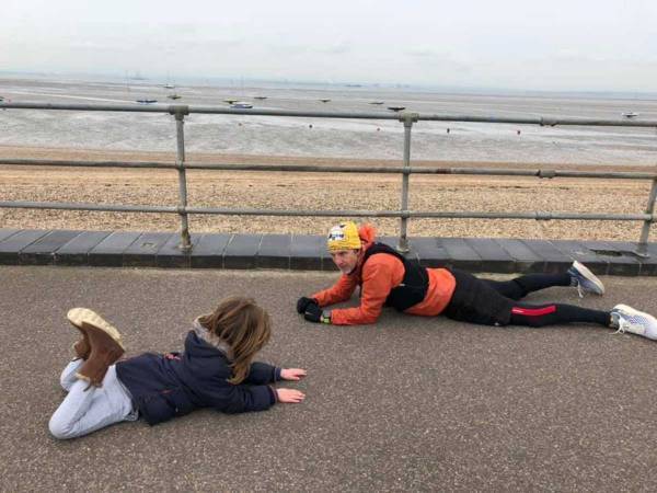 散歩中にパニック症状を起こした自閉症の男の子　すると通りがかりの男性が…？