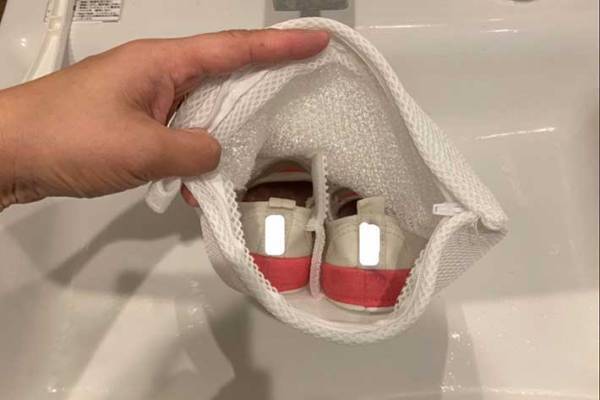 ズボラママに嬉しい 子どもの上履きを洗濯機で洗える方法