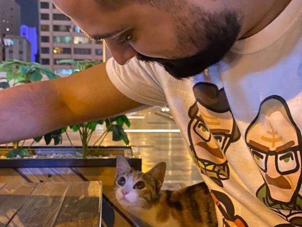 「あなたをパパに決めた」　カフェで出会った野良猫に『選ばれた』男性