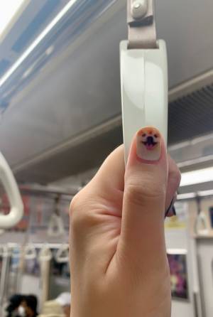 電車のつり革につかまったら、視界に愛犬が…　飼い主の投稿に反響