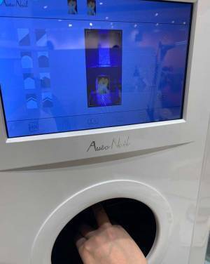 電車のつり革につかまったら、視界に愛犬が…　飼い主の投稿に反響