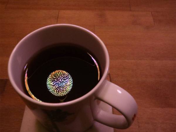 マグカップに浮かぶ『自分だけの花火』　投稿された１枚に、ため息