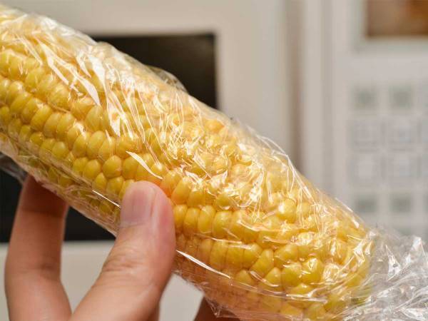 ラップさえもいらない！？　電子レンジでトウモロコシを蒸す方法に「楽すぎる」
