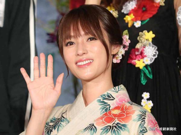 芸能活動休止を発表した深田恭子　病名の告知に「心配です」「無理しないで」