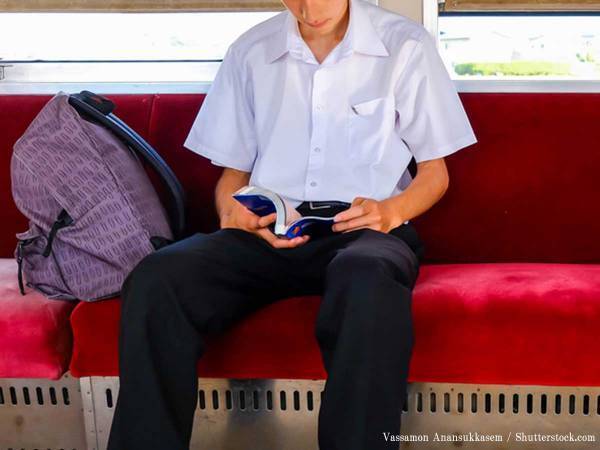 電車内で勉強する男子高校生に、強面の男性が告げた『予想外なひと言』