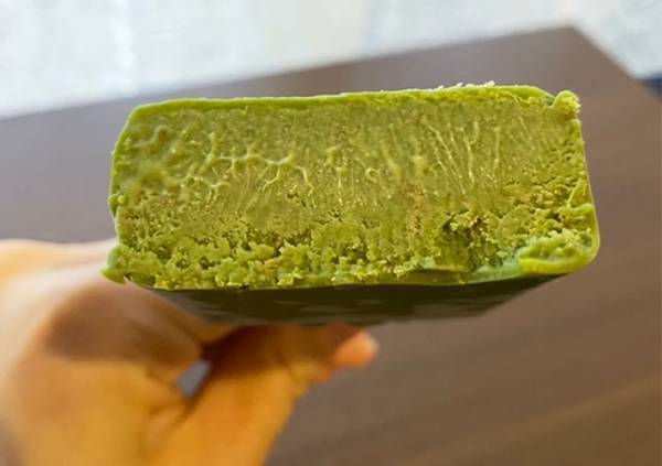 「濃厚」「抹茶アイスの中で１番」　ネットで話題の『アイスバー』　ひと口食べると？