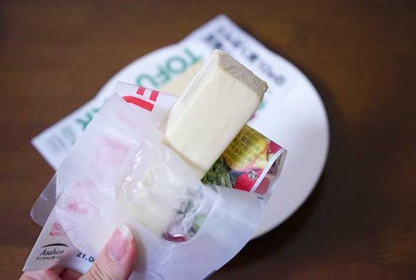 コンビニで売っている便利な『豆腐バー』　ギュッとしているから…