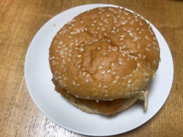 電子レンジのある機能を使うだけ！冷めたハンバーガーをおいしく食べる方法とは？