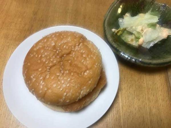 電子レンジのある機能を使うだけ！冷めたハンバーガーをおいしく食べる方法とは？