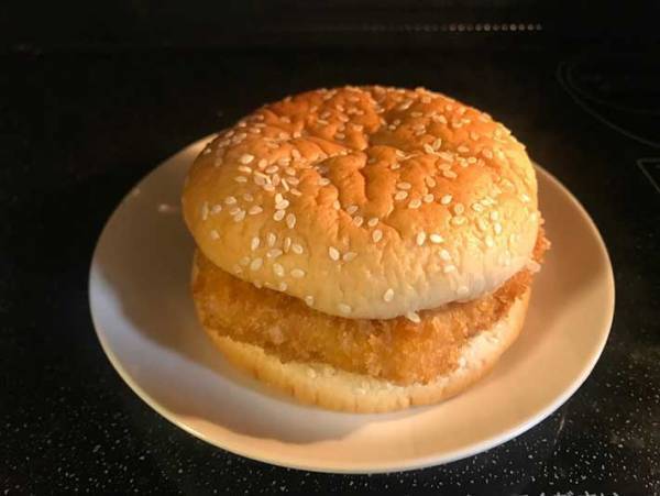 電子レンジのある機能を使うだけ！冷めたハンバーガーをおいしく食べる方法とは？