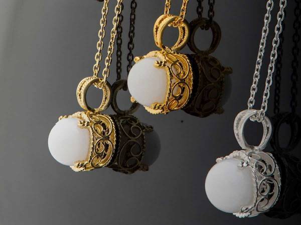 母乳やへその緒、赤ちゃんの産毛がジュエリーに変身！　世界に一つのあなただけの「母乳ジュエリー」