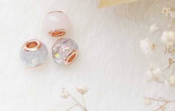 母乳やへその緒、赤ちゃんの産毛がジュエリーに変身！　世界に一つのあなただけの「母乳ジュエリー」