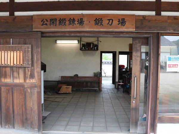 備前長船の刀鍛冶がプレゼントして話題に　熱く燃えたぎった玉鋼から生まれる「安産のお守り」とは？