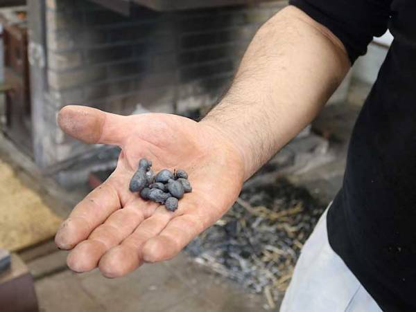 備前長船の刀鍛冶がプレゼントして話題に　熱く燃えたぎった玉鋼から生まれる「安産のお守り」とは？