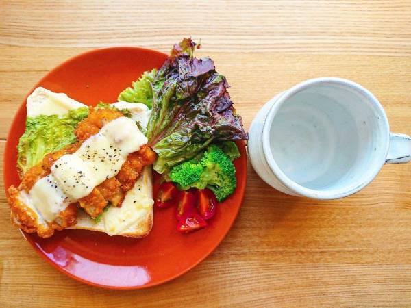 簡単アレンジメニュー！満腹になれる『ブラックペッパー香るチーズフライドチキントースト』