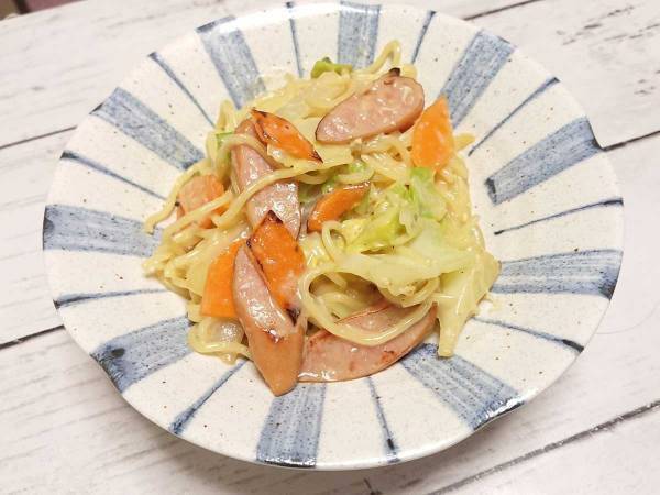 焼きそばアレンジで時短パスタ完成！『カルボナーラ焼きそば』