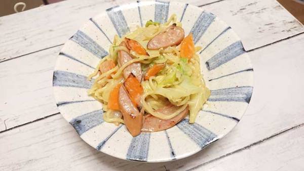 焼きそばアレンジで時短パスタ完成！『カルボナーラ焼きそば』