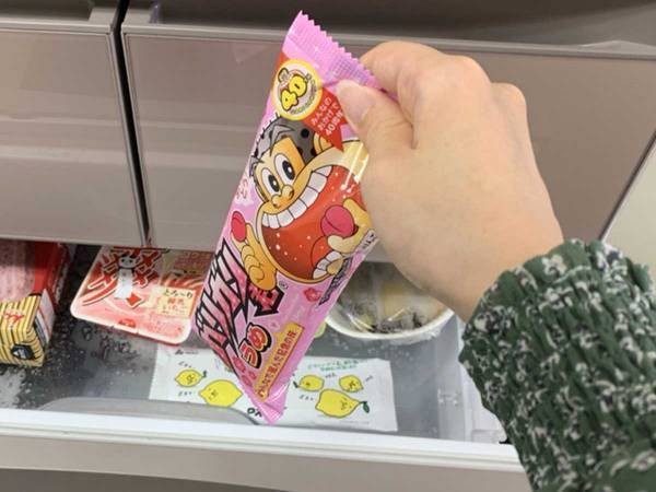 「酸っぱいのかな…」　ドキドキしながら『ガリガリ君』の梅味をかじると？