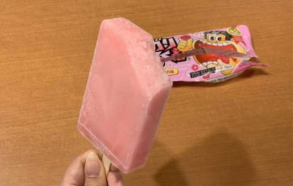 「酸っぱいのかな…」　ドキドキしながら『ガリガリ君』の梅味をかじると？