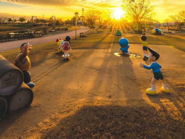 公園で撮影された１枚にウルッ　夕日に向かって立っていたのは？