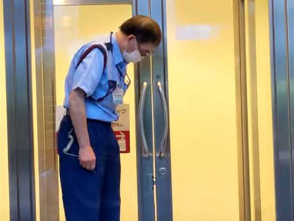 警備員の足元にいたのは…？　美術館へやって来た『小さな客』が話題に