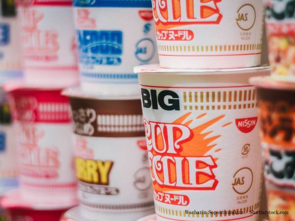 フタ止めシール廃止のカップヌードル　変更後のデザインに「実現するとは」