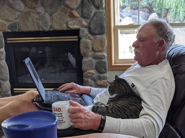 「猫は飼わない」と大反対していた父親　初日の姿にツッコミの嵐