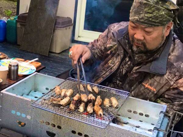 肉を焼く父の横で、待ち構えていたのは？　実家の写真に「絶妙な瞬間」「大喜利できそう」の声