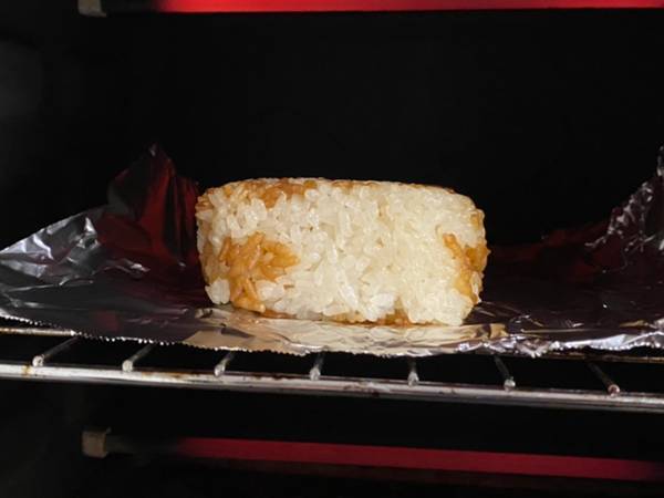 じわじわ人気の『コンビニおにぎり』　トースターで焼いてみると？　「そりゃウマいわ」