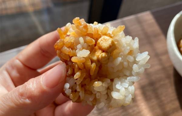 じわじわ人気の『コンビニおにぎり』　トースターで焼いてみると？　「そりゃウマいわ」