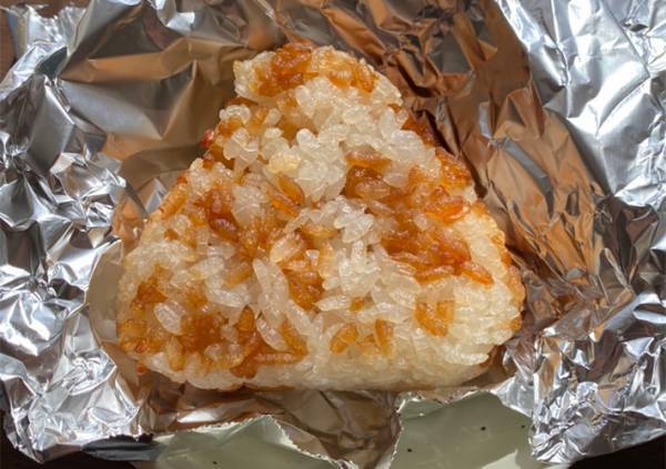 じわじわ人気の『コンビニおにぎり』　トースターで焼いてみると？　「そりゃウマいわ」