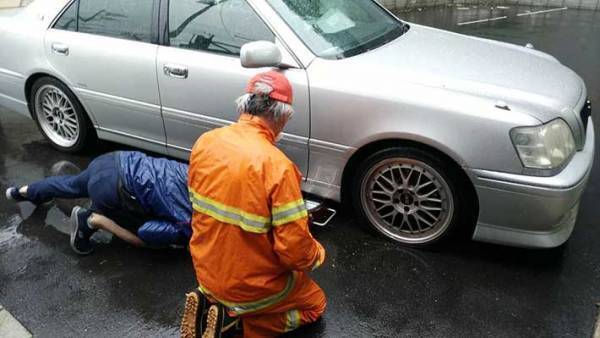 車のタイヤが突然パンク！　カフェの駐車場を借りようとしたら、店員が？