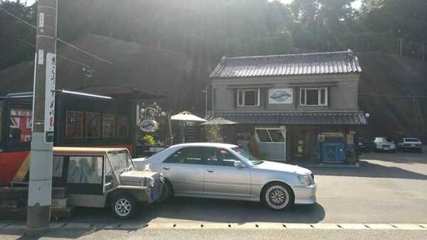 車のタイヤが突然パンク！　カフェの駐車場を借りようとしたら、店員が？
