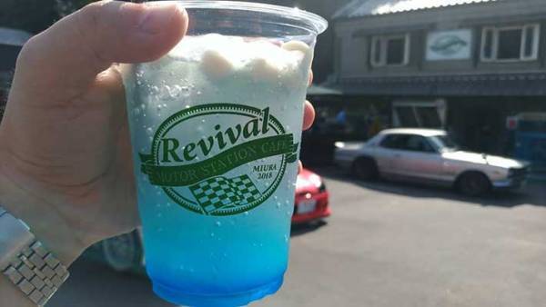 車のタイヤが突然パンク！　カフェの駐車場を借りようとしたら、店員が？