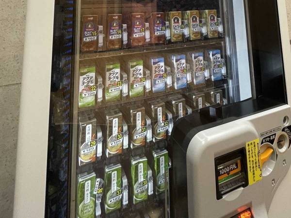 「良い時代になったなぁ…」に共感殺到！　自販機で売られていたものに感動