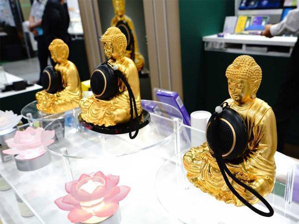 「なんか丸いの抱えてる」　不思議に思って近付くと、ボタンが押されて？