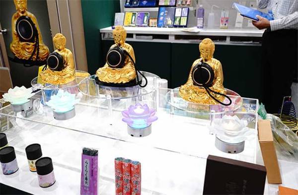 「なんか丸いの抱えてる」　不思議に思って近付くと、ボタンが押されて？