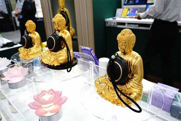 「なんか丸いの抱えてる」　不思議に思って近付くと、ボタンが押されて？