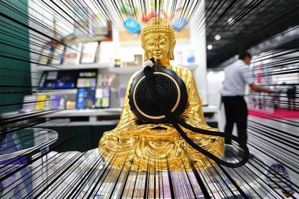 「なんか丸いの抱えてる」　不思議に思って近付くと、ボタンが押されて？